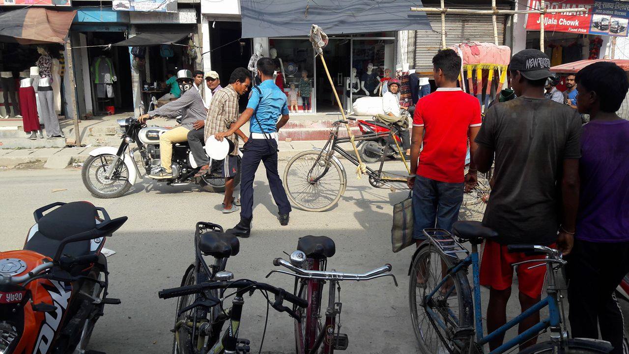 police kick to rikshaw chalak (1)