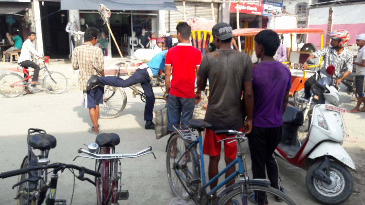 police kick to rikshaw chalak (2)