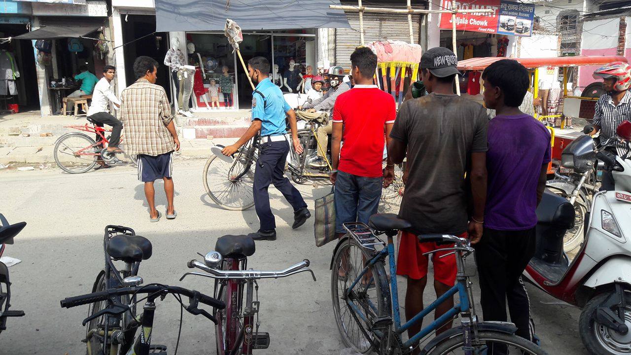 police kick to rikshaw chalak (3)