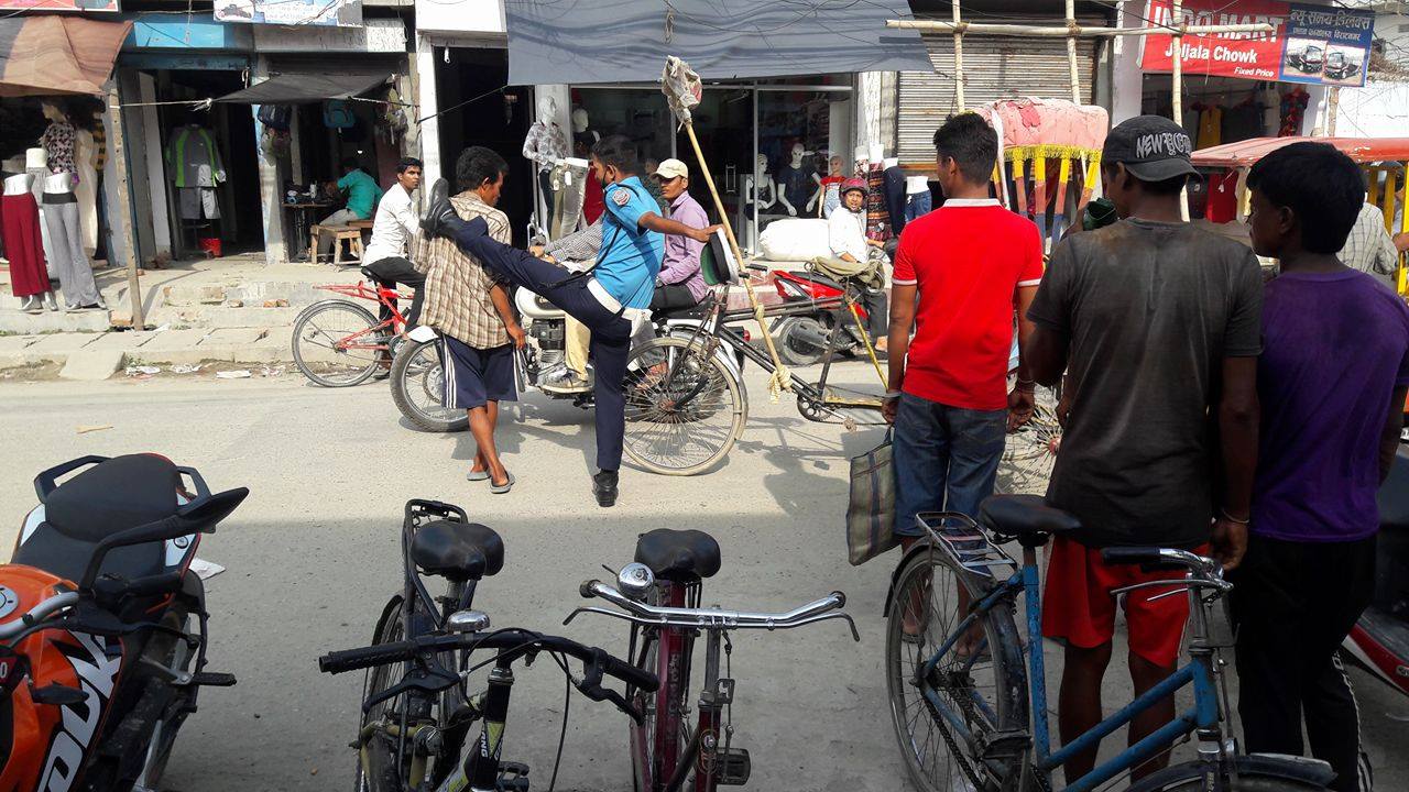 police kick to rikshaw chalak (4)