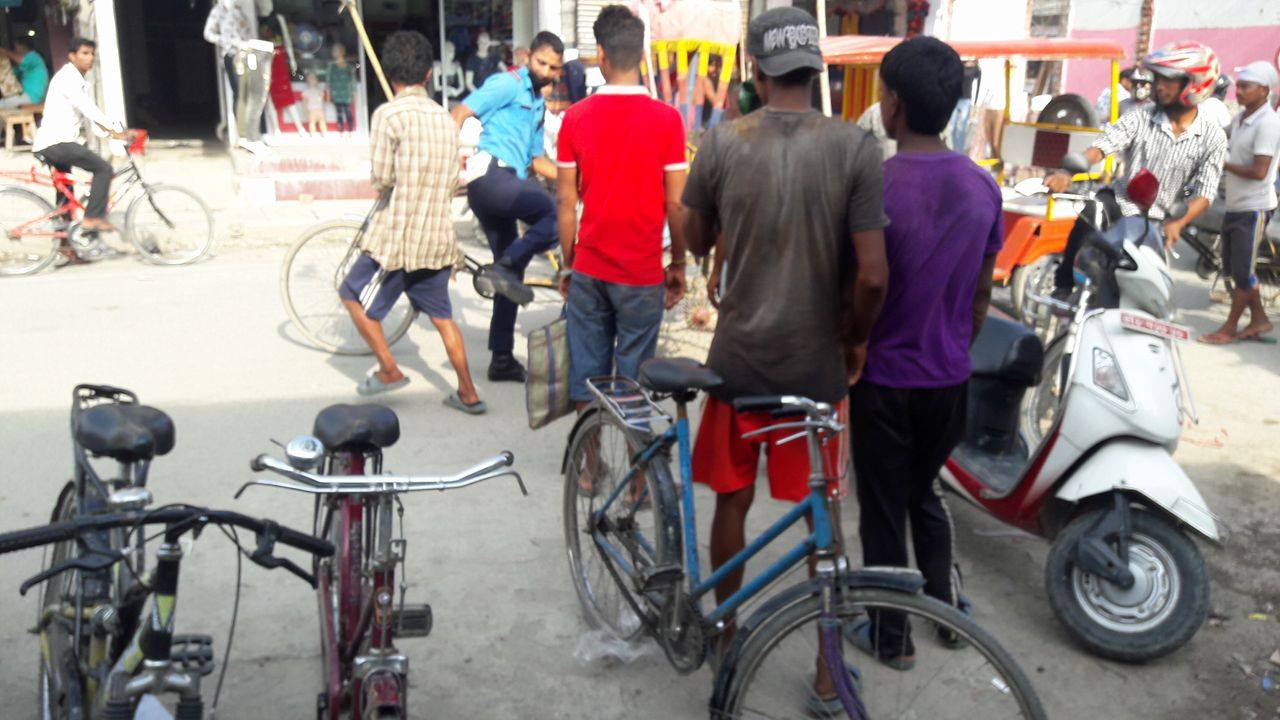 police kick to rikshaw chalak (5)