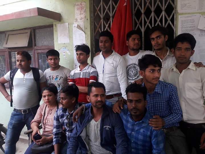 निजी विद्यालयले शुल्क बढाएको विरुद्ध बिराटनगर स्थित शिक्षा कार्यालय घेराउ