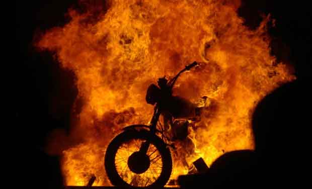 मोटरसाइकल चोरी गरी आगो लगाएर जलाउने पक्राउ