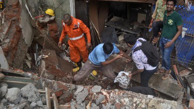 मुम्बईमा घर भत्किँदा १७ को मृत्यु