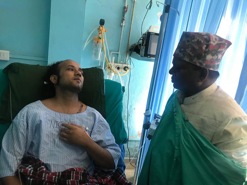 बिराटनगर आएर मन्त्री पण्डित पुगे स्वामी श्रीनिवासाचार्य भेट्न अस्पताल