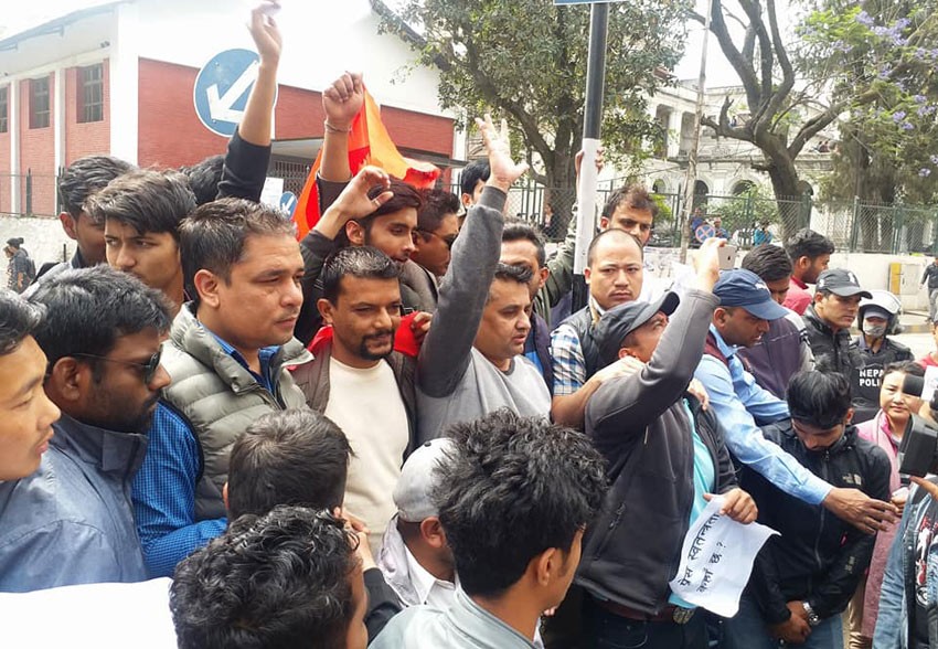 प्रधानमन्त्री केपी ओलीले राष्ट्रघात गरेको भन्दै नेपाल विद्यार्थी संघको विरोध प्रदर्शन