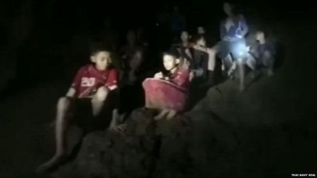 दुई हप्तादेखि गुफामा फसेका १२ जनाको उद्धारका लागि ‘चिम्नी’ बनाइयो