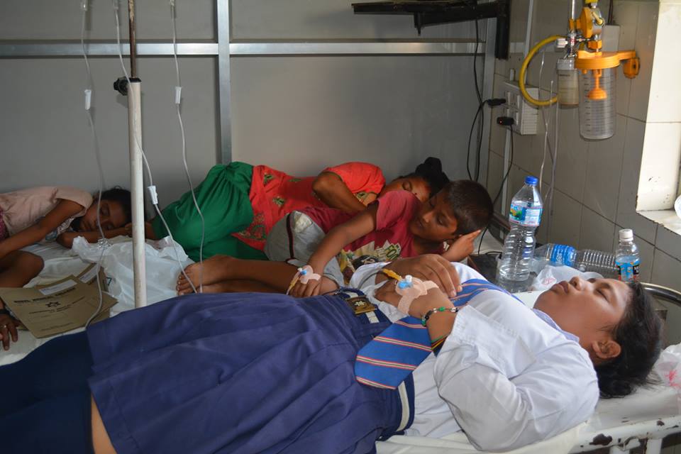 बिद्यालयमै सुरक्षित छैनन बालबालिका, बिष मिसिएको पानीले पोसाकमै बिद्यार्थी अस्पतालको बेडमा