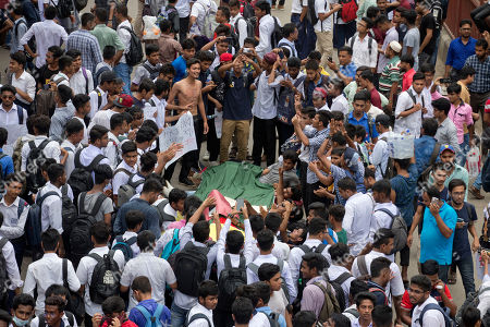 बङ्लादेशको सडकमा सहपाठीको मृत्यु भएको विरोधमा विद्यार्थीको आन्दोलन