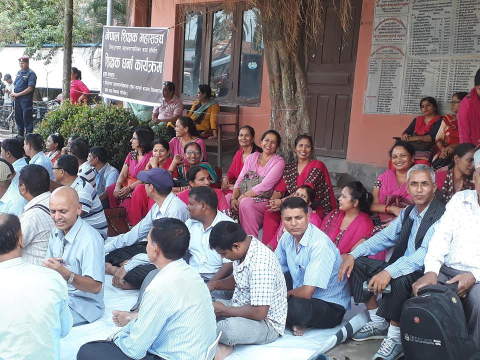 बिराटनगर महानगरपालीकामा शिक्षकहरुको धर्ना : चाडपर्वको मुखमा ४ महिनादेखि तलव नदिएकोले आक्रोशित
