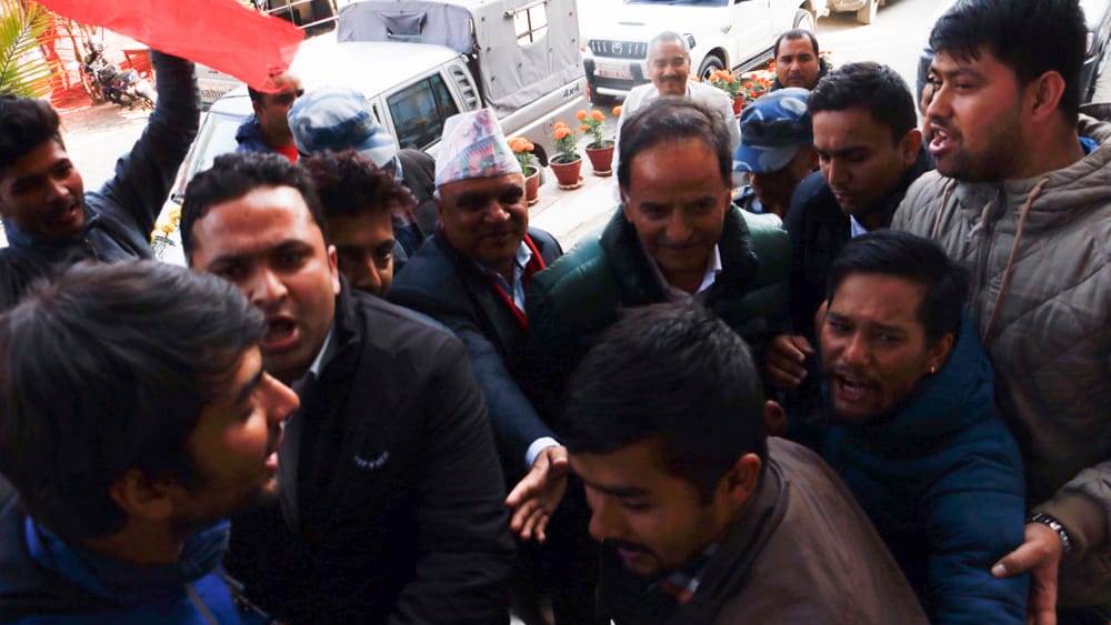 नेपाली कांग्रेस मुख्यालयमा नेवि संघका दुई समूहको नाराबाजी