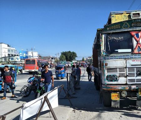 दमकमा भारतीय ट्रकले मोटरसाइकललाई ठक्कर दिदा बाबुछोराको मृत्यु