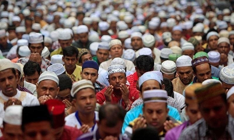 मुसलमान समुदायका नागरिकले मंगलबार इदुलफित्र मनाउँदै