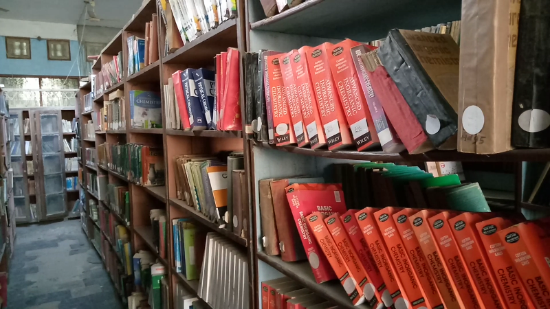 विराटनगरको महेन्द्र मोरङ कलेजको पुस्तकालयको यस्तो विजोग, मर्मतका नाममा पुसदेखि बन्द