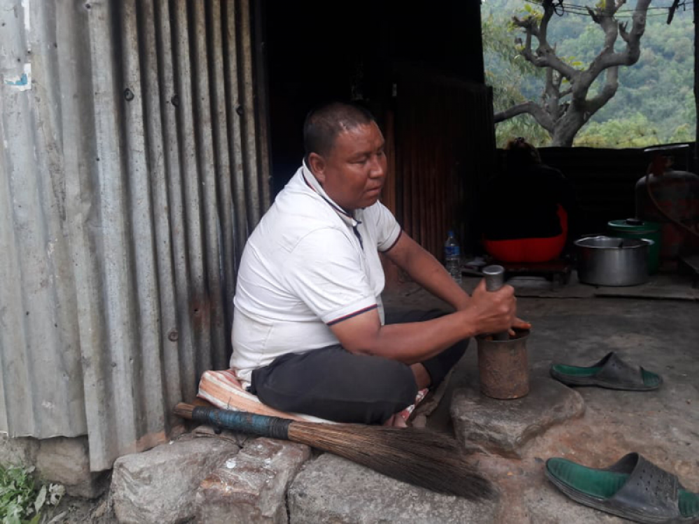 गरिखानेको कुरा : टिमुर र खुर्सानी कुटेर १८ वर्षदेखि व्यापार गर्दै एक दृष्टिविहीन