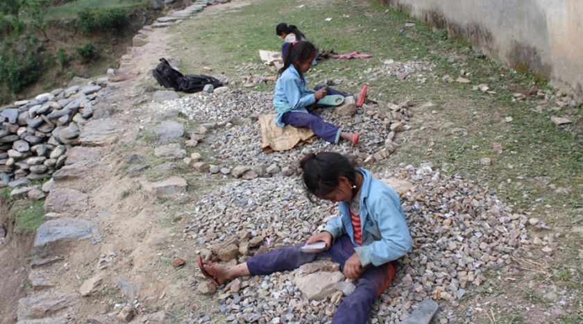 नेपाल मै यस्तो : पढाइ खर्च जुटाउन गिट्टी कुट्दै बालबालिका