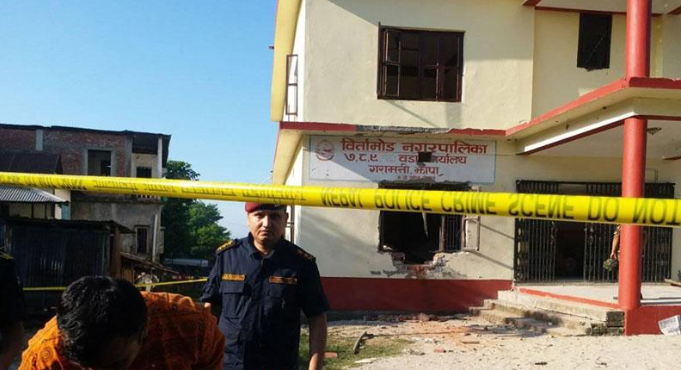 बिर्तामोडस्थित वडा कार्यालयको भवनमा आज बिहान बम विष्फोट