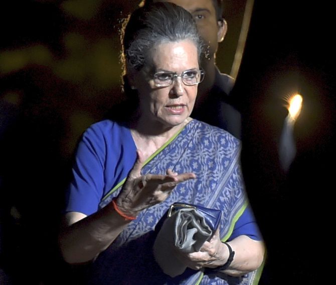 भारतीय कांग्रेसको अन्तरिम अध्यक्षमा सोनिया गान्धी चयन