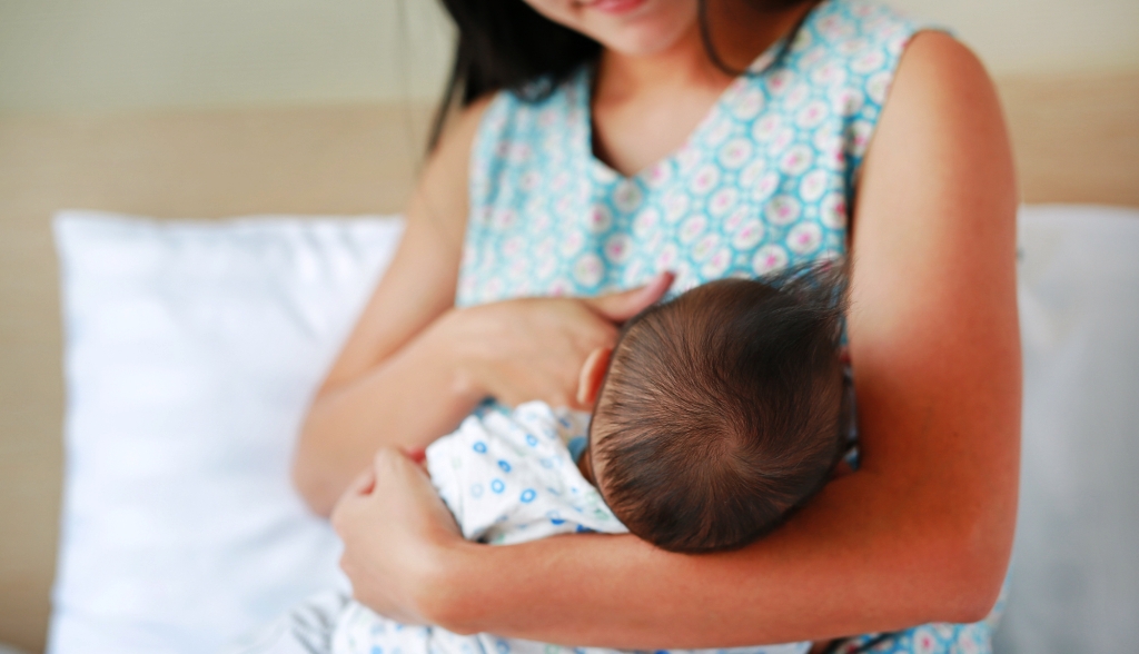 आमा र शिशु दुवैका लागि स्तनपान महत्वपूर्ण