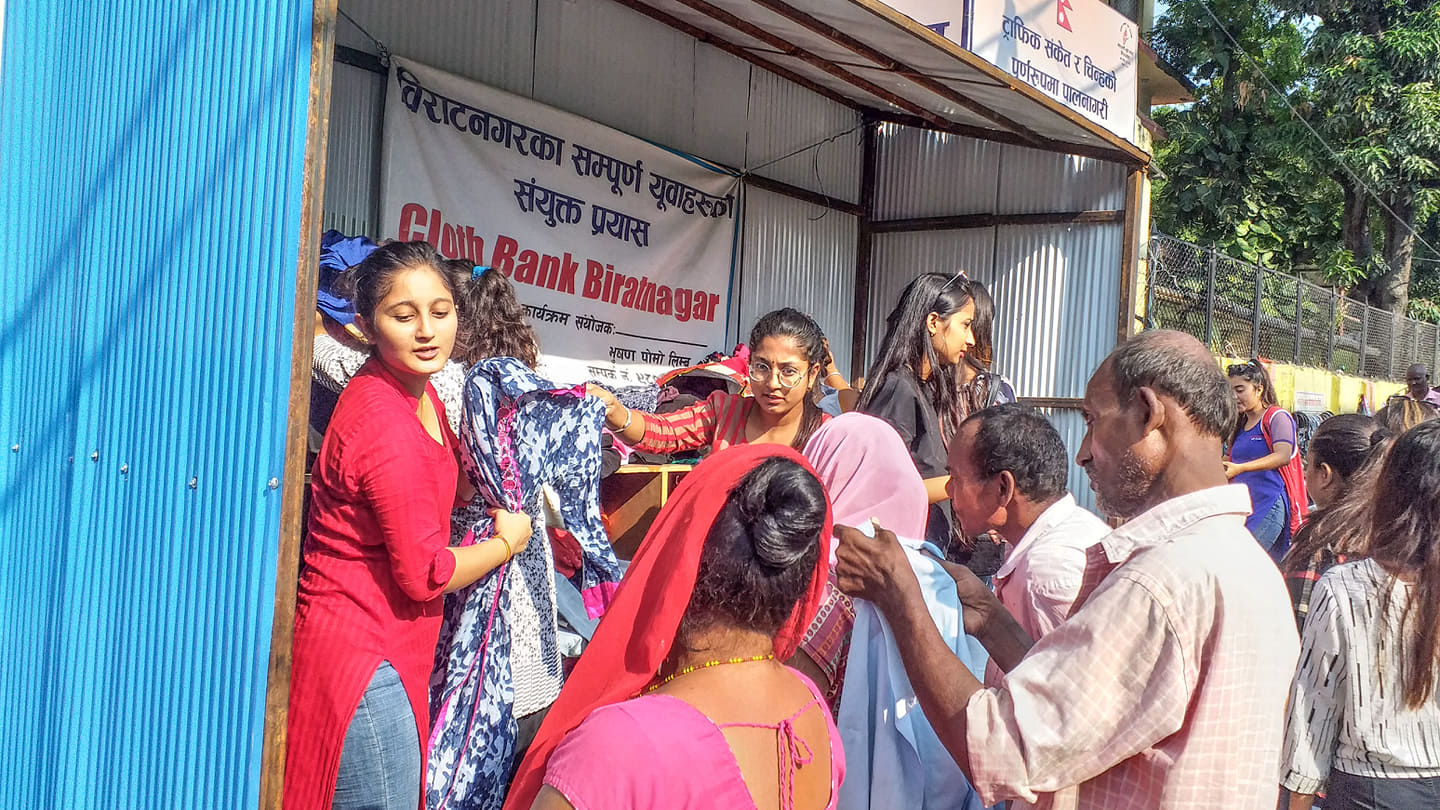 बिराटनगरको क्लोथ बैंकको काम :दशैको अवसरमा ३ सय परिवारलाइ एकै दिन लुगा वितरण