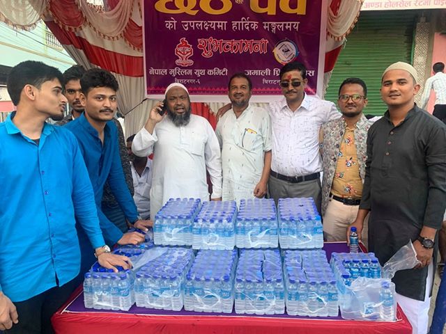 विराटनगरमा छठ पर्बमा मुस्लिम समुदायको सक्रियता, पानी बाँड्न भ्याई नभ्याई