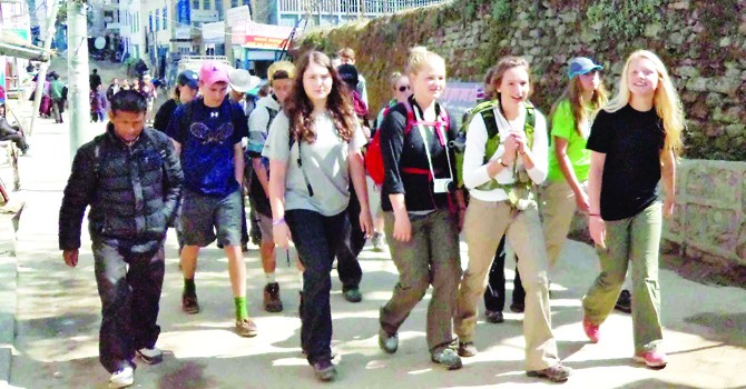 सोलुखुम्बुमा पर्यटकीय सिजन सकिँदै गएपछि विदेशी पर्यटकहरू धमाधम फर्कन थाले
