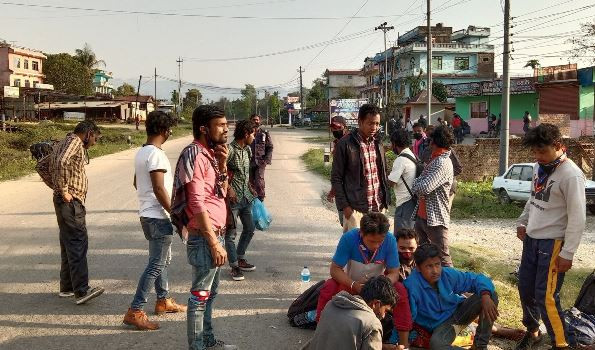 काठमाडौंमा रहेका तराईवासी मजदुरहरू पैदल हिँडेर आफ्नो घर जादै