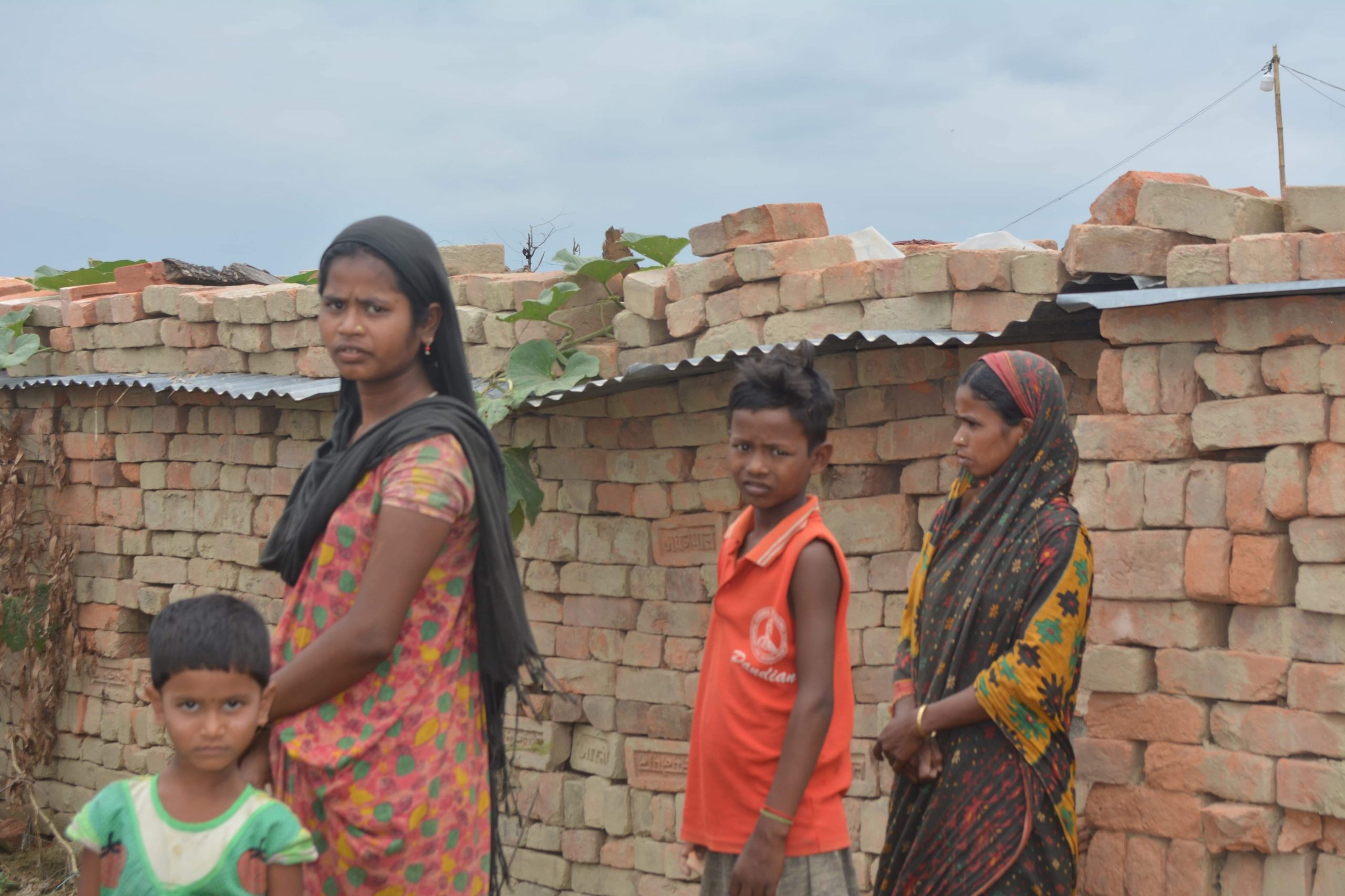 मोरङ्ग सुनसरीका ईट्टाभट्टाका श्रमिकहरु मारमा, लकडाउनले घरमा चुलो बलेन