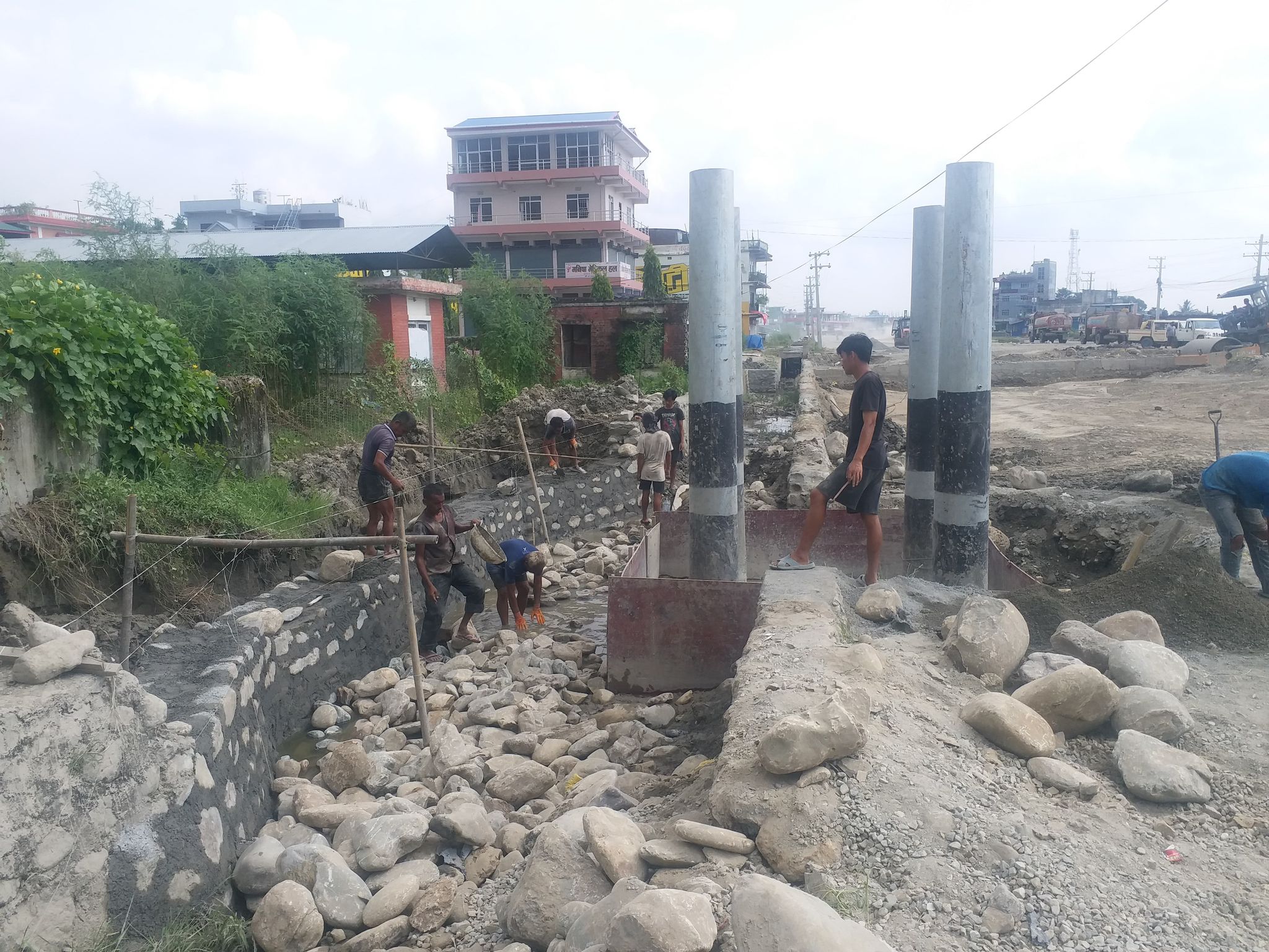 निर्माणको काम रोक्ने मनस्थितिमा व्यवसायी :  भुक्तानी दिदैन प्रदेश सरकार
