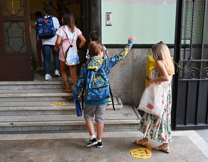बेलायतमा कोभिड–१९ सङ्क्रमण दर बढिरहेका समय विद्यालय खोल्ने तयारी गरिँदै