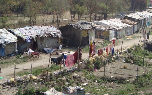 सरकारकाे सुरक्षित आवास कार्यक्रम : गरिबका खरको छानो हटाइ जस्तापाता हालिदै