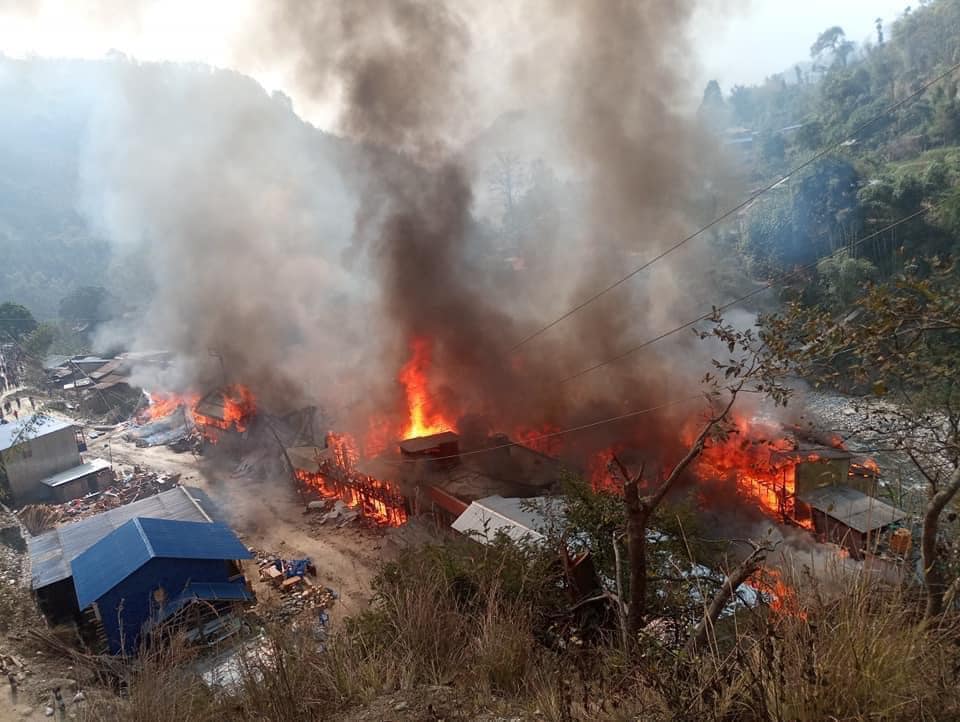 ताप्लेजुङको आगलागी नियन्त्रण बाहिर, ४० घर जले