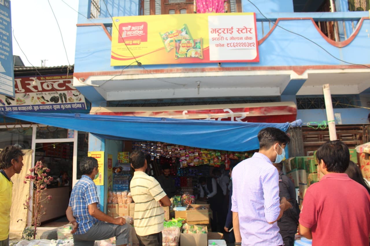 अवैध पैठारी गरिएको भारतीय सामाग्री बिक्री गर्ने इटहरीका चार पसललाई कारवाही