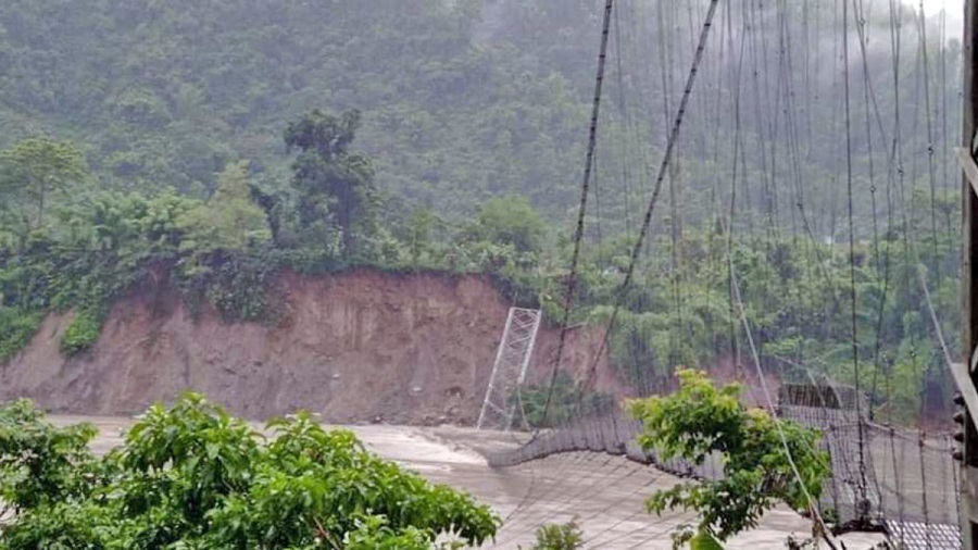 पहिराले झोलङ्गे पुलमा क्षतिः  जोखिमपूर्ण यात्रा गर्न बाध्यता
