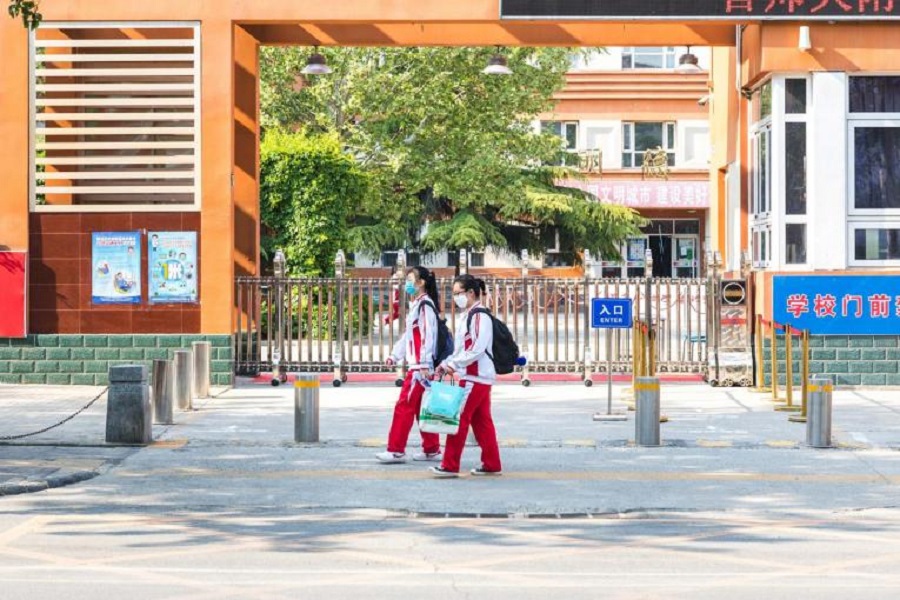 चीनमा परिवारका सबै सदस्यले कोभिड १९ बिरुद्धको खोप लगाएपछि मात्रै बालबालिका विद्यालय जान पाउने