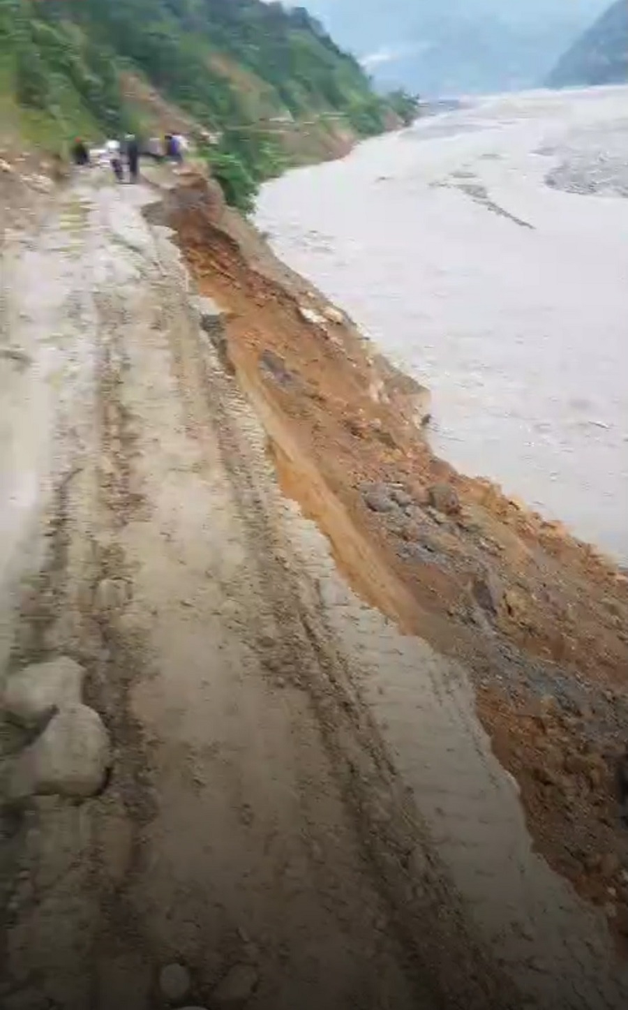 लगातारको बाढीले पहिरो जाँदा हेलम्बु राजमार्ग अवरुद्ध