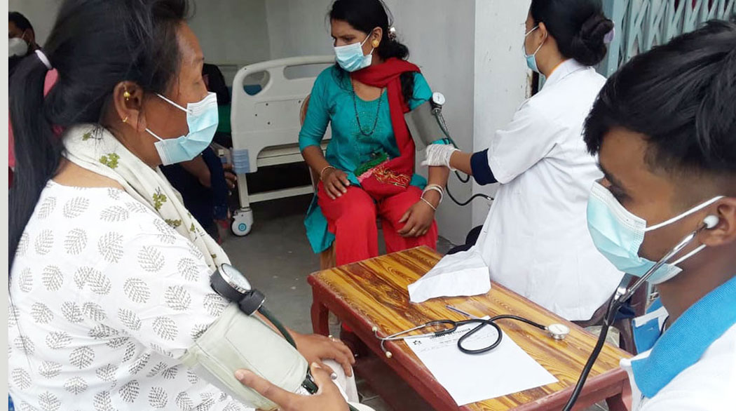 मोरङको पथरीमा नोबेलको स्वास्थ्य शिविर, सात सय बिरामीको निःशुल्क उपचार