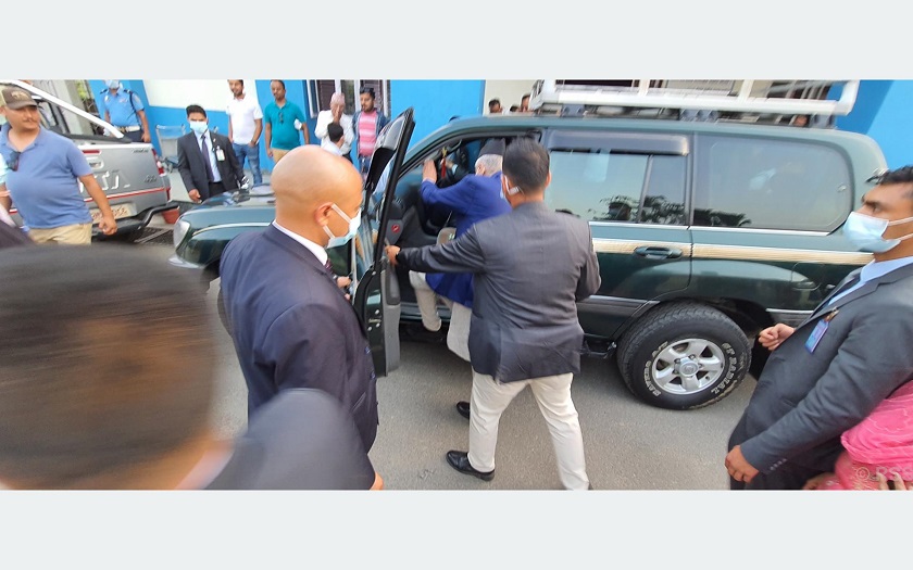 प्रधानमन्त्री देउवा भरतपुर विमानस्थलबाट आफू बसेको होटलसम्म निजी गाडीमा