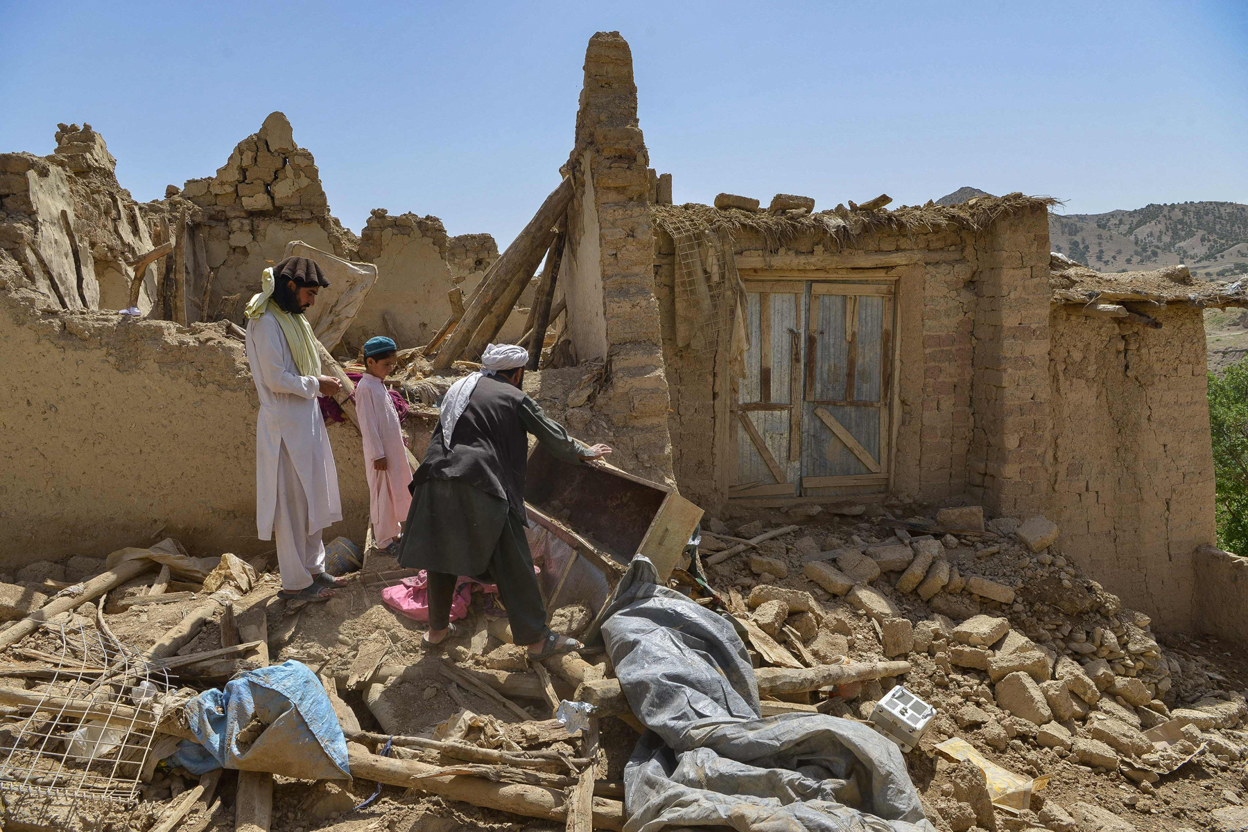 अफगानिस्तानका भूकम्पपीडितहरु खाना र आश्रयविहीन