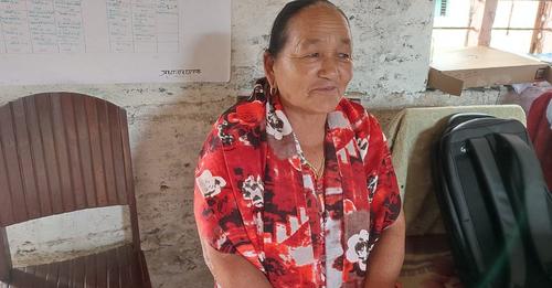 बुढेसकालमै भए पनि पढ्ने रहर पूरा गर्न ६० वर्षको उमेरमा वडाध्यक्षकी श्रीमती कक्षा १ मा भर्ना