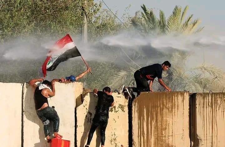 इराकमा उच्च सुरक्षा तोडेर प्रदर्शनकारी संसद भवनमा प्रवेश