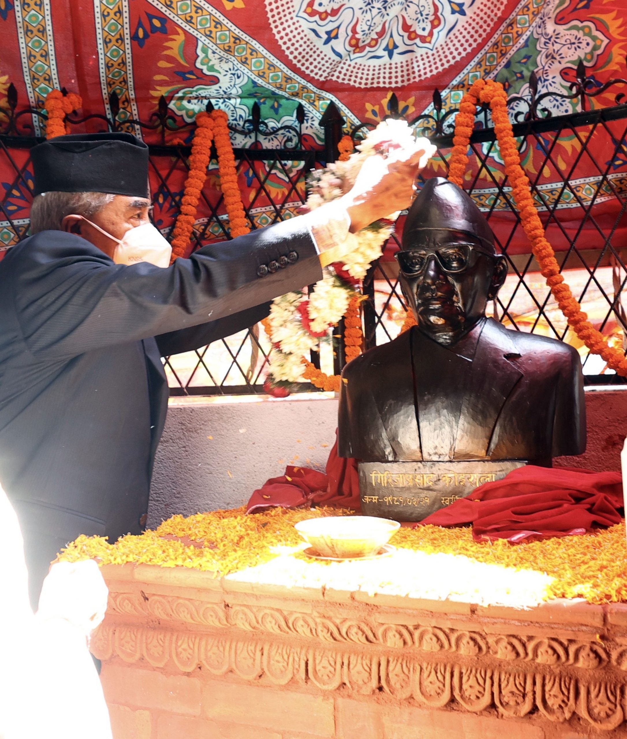 <span class='c1'>प्रधानमन्त्री देउवाद्वारा गिरिजाबाबुको</span> <span class='c2'>अर्धकदको शालिक अनावरण</span>