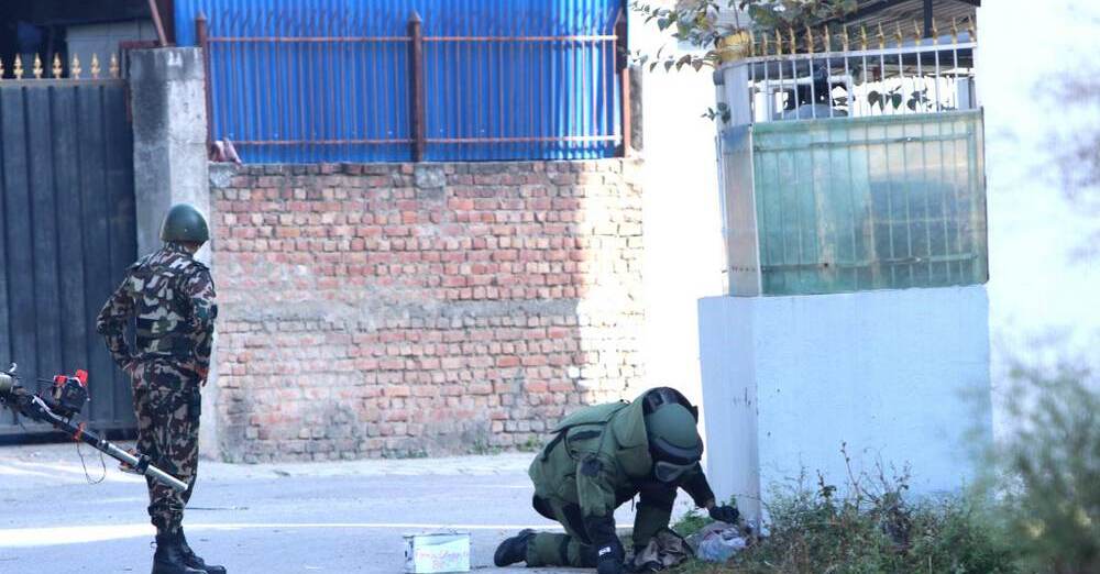 गोकुल बास्कोटाको घरमा फेला परेको शंकास्पद वस्तु सेनाद्वारा निष्क्रिय