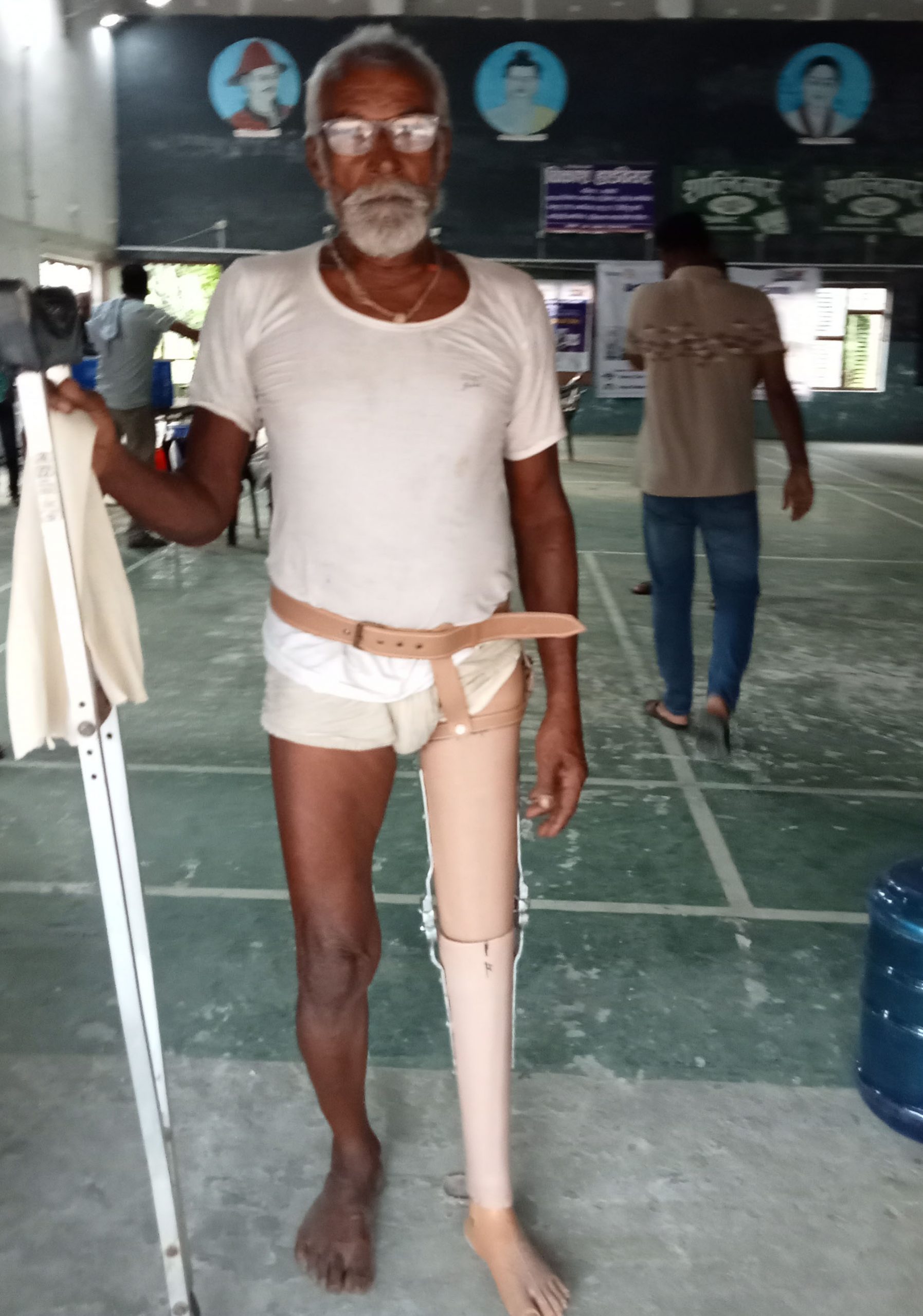 <span class='c1'>कृत्रिम खुट्टाको सहारामा</span> <span class='c2'>हिँड्न पाउँदाको खुशी</span>