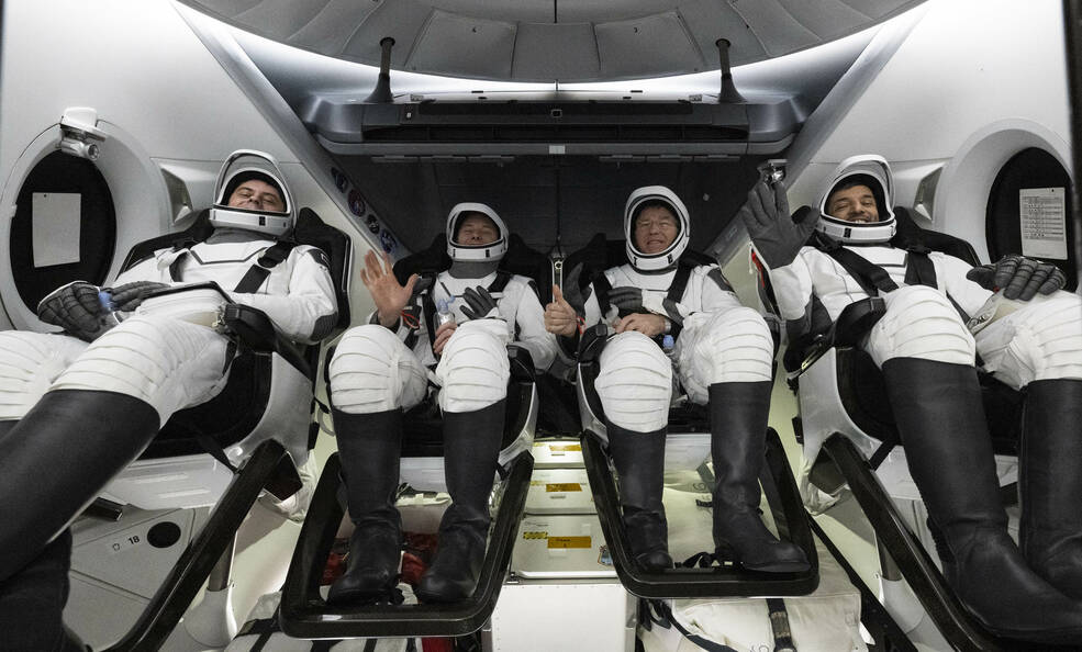 नासाको स्पेसएक्स क्रू–६ छ महिनापछि पृथ्वीमा फर्कियो