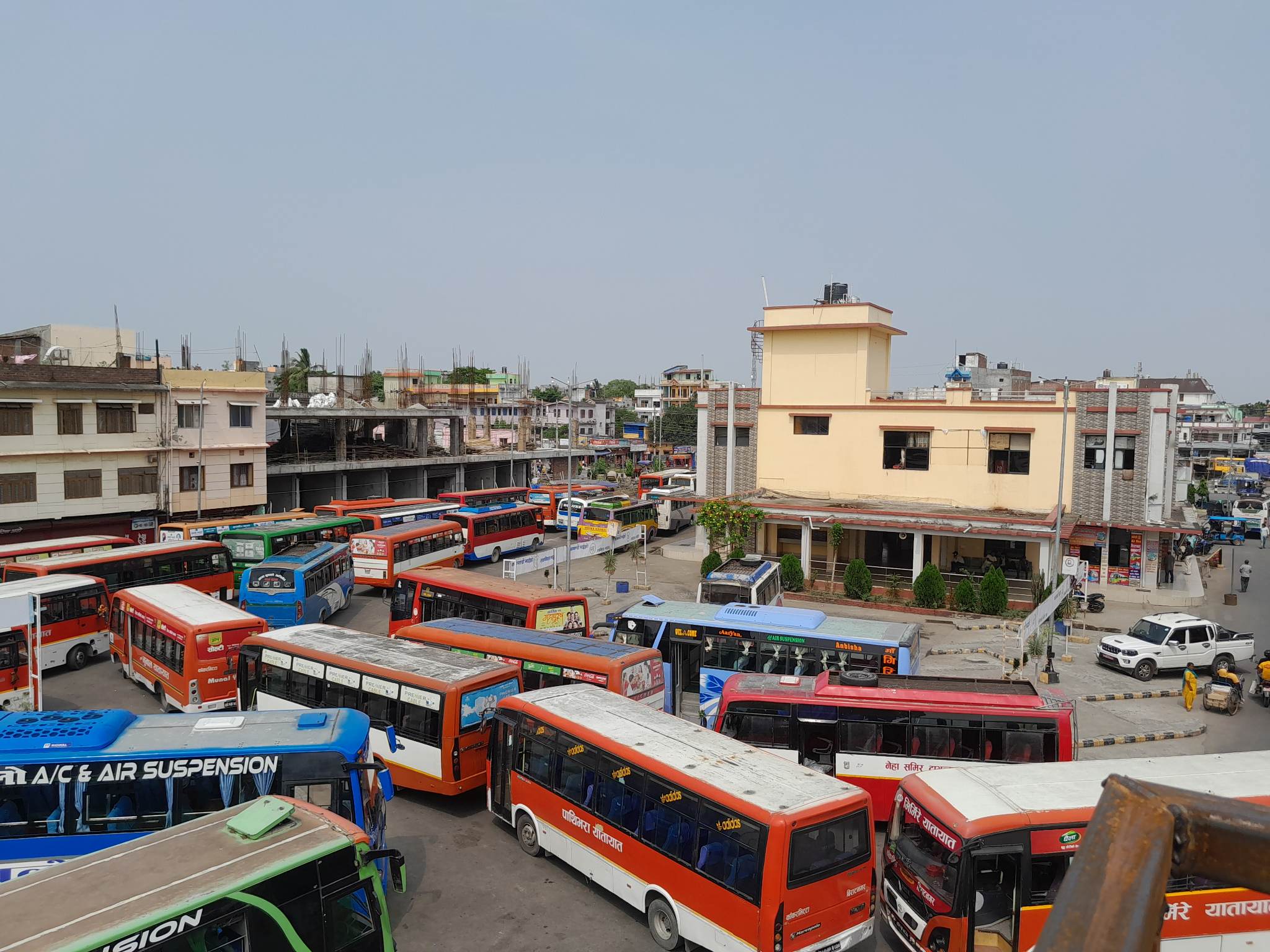 <span class='c1'>विराटनगर बसपार्कबाट</span> <span class='c2'>एकजना पक्राउ</span>