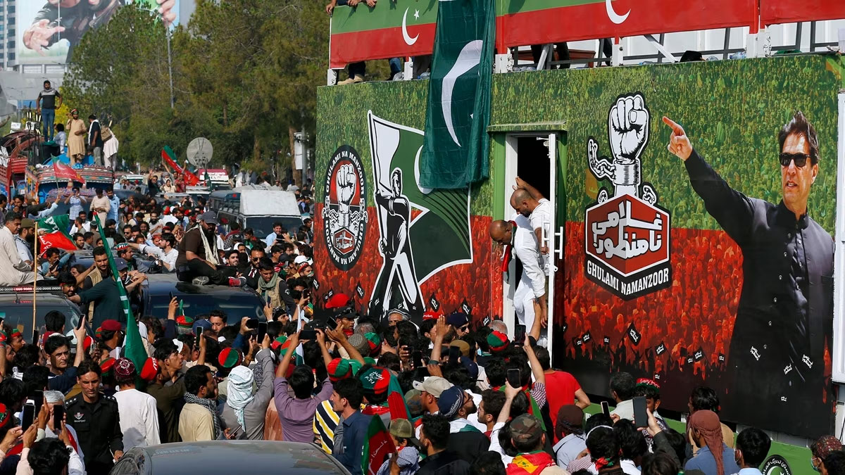 पाकिस्तानमा पूर्वप्रधानमन्त्री खानको पार्टीले गरेको र्‍यालीमा बिष्फोट हुँदा ४ जनाको मृत्यु