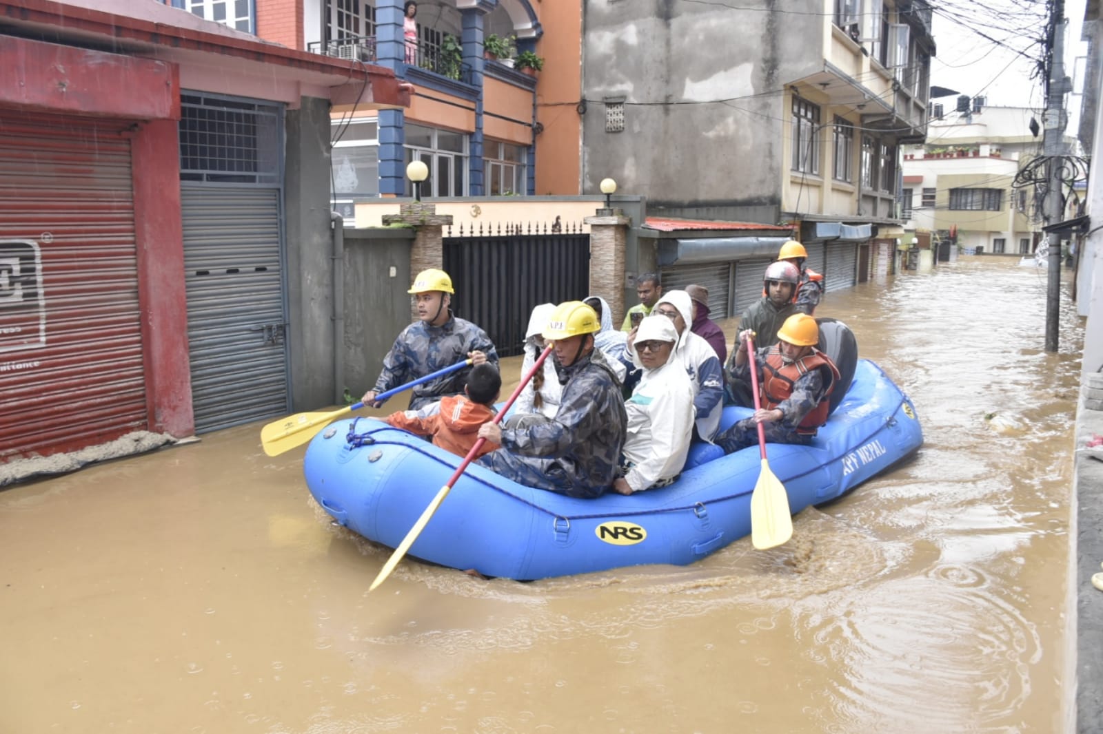 <span class='c1'>उद्दारमा मुलुकभर २०</span> <span class='c2'>हजार सुरक्षाकर्मी परिचालन</span>