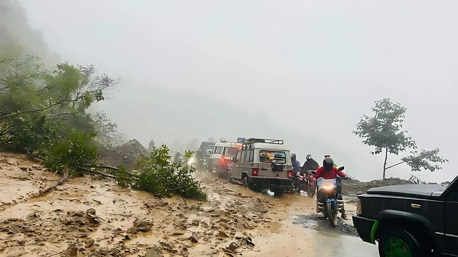 <span class='c1'>लामो यात्रा गर्दै हुनुहुन्छ ?</span> <span class='c2'>यी सडक पहिरोले थुनिएका छन्</span>