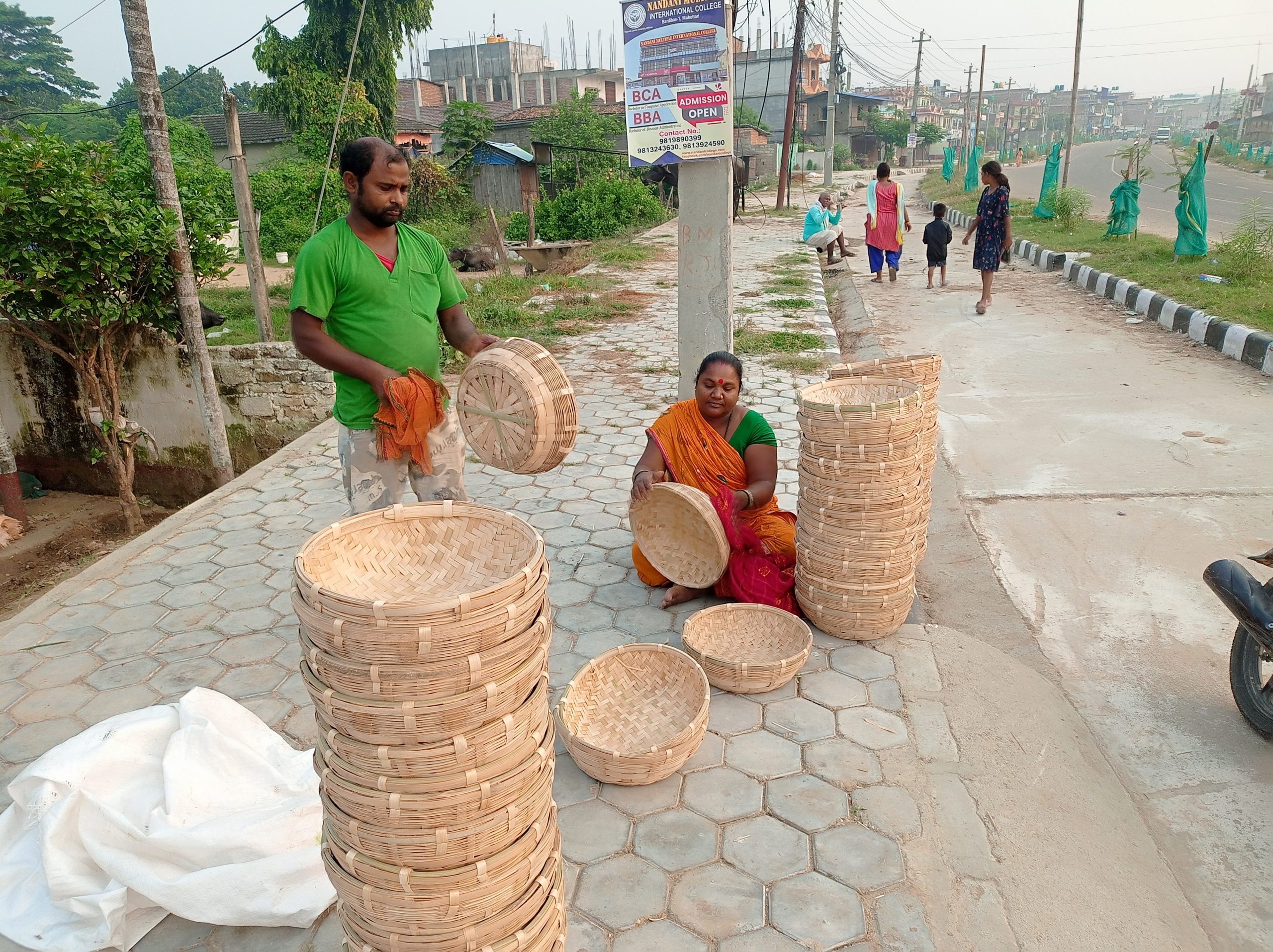 <span class='c1'>मिथिला क्षेत्रका डोम र बिन समुदायका</span> <span class='c2'>मानिस चङेरा, ढकी, छिटी बनाउन व्यस्त</span>